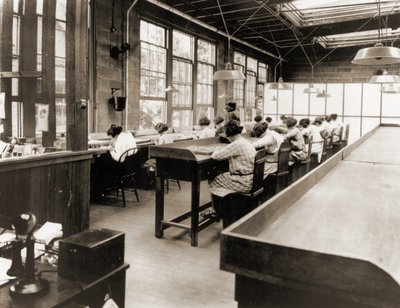 Radium Girls werken in een fabriek van de United States Radium Corporation, ca. 1922 (sepia foto) door American Photographer